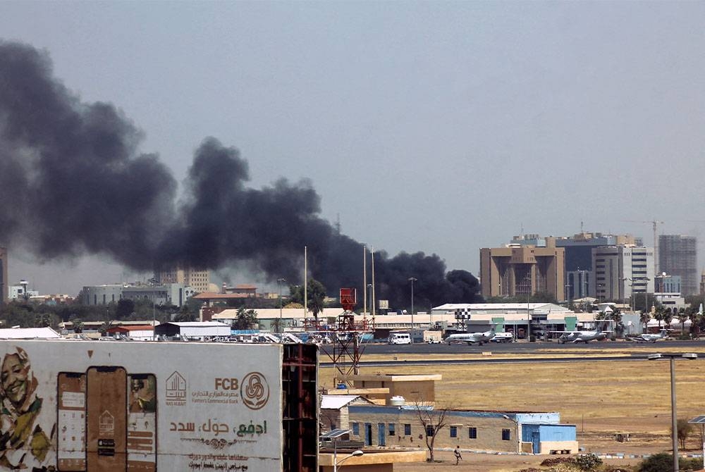 Serangan berhampiran pangkalan RSF di selatan Khartoum pada waktu pagi dengan cepat merebak ke kawasan lain di ibu negara, termasuk Lapangan Terbang Antarabangsa Khartoum. Foto - AFP