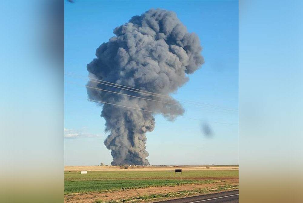 Asap hitam menjulang ke langit ketika kebakaran ladang tenusu berlaku di Texas, AS