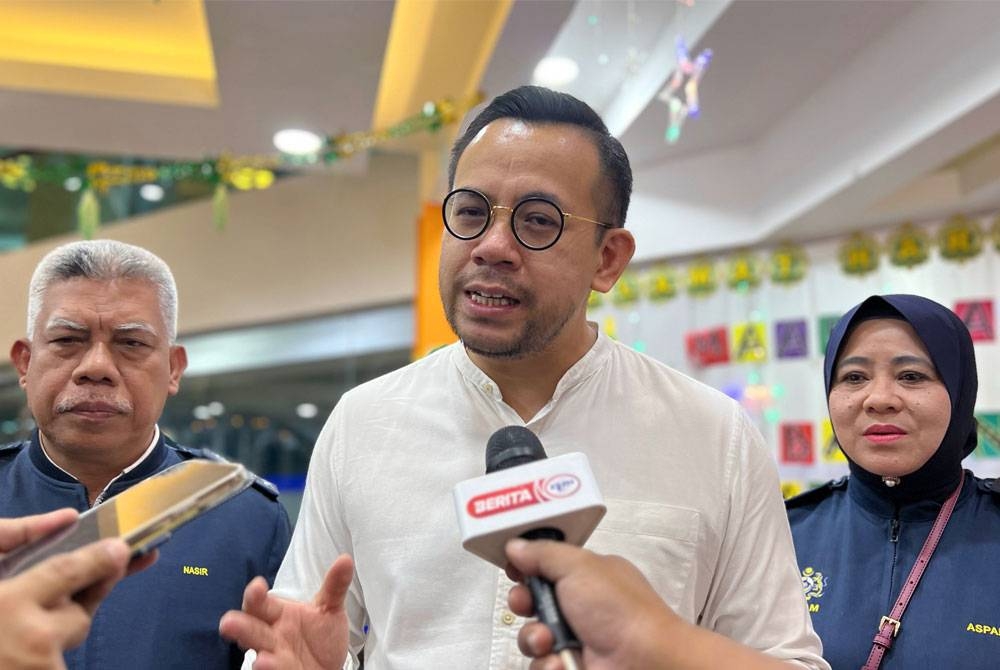 Steven Sim Chee Keong (tengah) bercakap kepada pengamal media pada program lawatan ke Jabatan Kastam Diraja Malaysia Wilayah Persekutuan Labuan pada Ahad. - Foto: Bernama