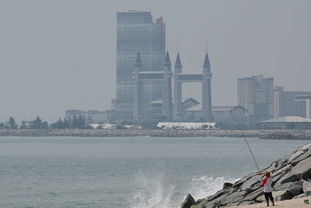 Pemandangan berjerebu di sekitar Kuala Terengganu. - Foto Bernama.
Orang ramai boleh merujuk laman web http://apims.doe.gov.my untuk mengetahui tahap IPU terkini di Kuala Terengganu dari semasa ke semasa.
--fotoBERNAMA (2023) HAK CIPTA TERPELIHARA