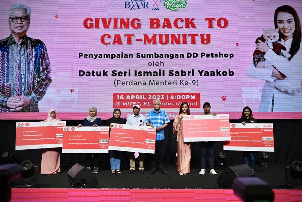 Ismail Sabri (empat dari kanan) menyampaikan sumbangan sebanyak RM10,000 dalam majlis Giving Back To Cat-Munity, di MITEC pada Ahad.