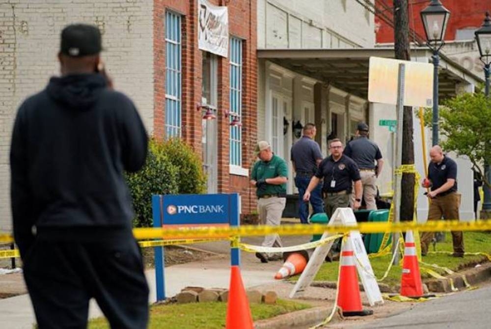 Anggota polis lakukan siasatan susulan kejadian tembakan di sebuah studio tarian di Alabama, AS. - Foto REUTERS