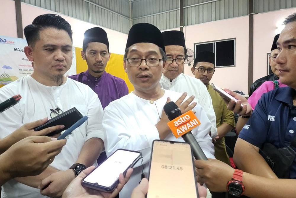 Mustapa ketika ditemui pemberita selepas Majlis Berbuka Puasa Bersama Penduduk Kampung Darau di Masjid Al-Munir Kampung Darau, Inanam Kota Kinabalu.