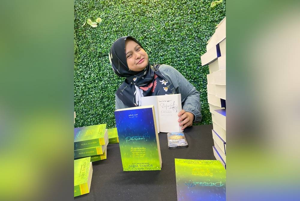 Penulis novel, Nurul Syahida Kamarudin bersama karyanya bertajuk Petrichor.