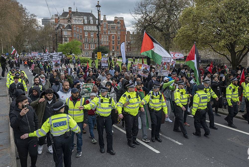 Satu perhimpunan besar-besaran berlangsung di tengah London pada Ahad membantah &#039;dasar apartheid&#039; Israel terhadap rakyat Palestin. Foto Twitter Agensi Aanadolu