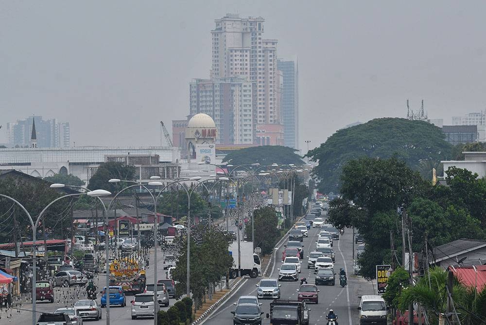 Pemandangan pusat bandar kelihatan kabur berikutan jerebu ketika tinjauan hari ini. Foto Bernama