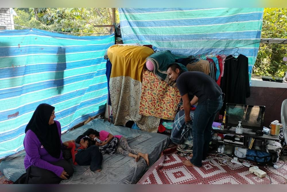 Keadaan bangsal kereta yang menjadi tempat empat beranak termasuk isteri yang sarat mengandung, berteduh.