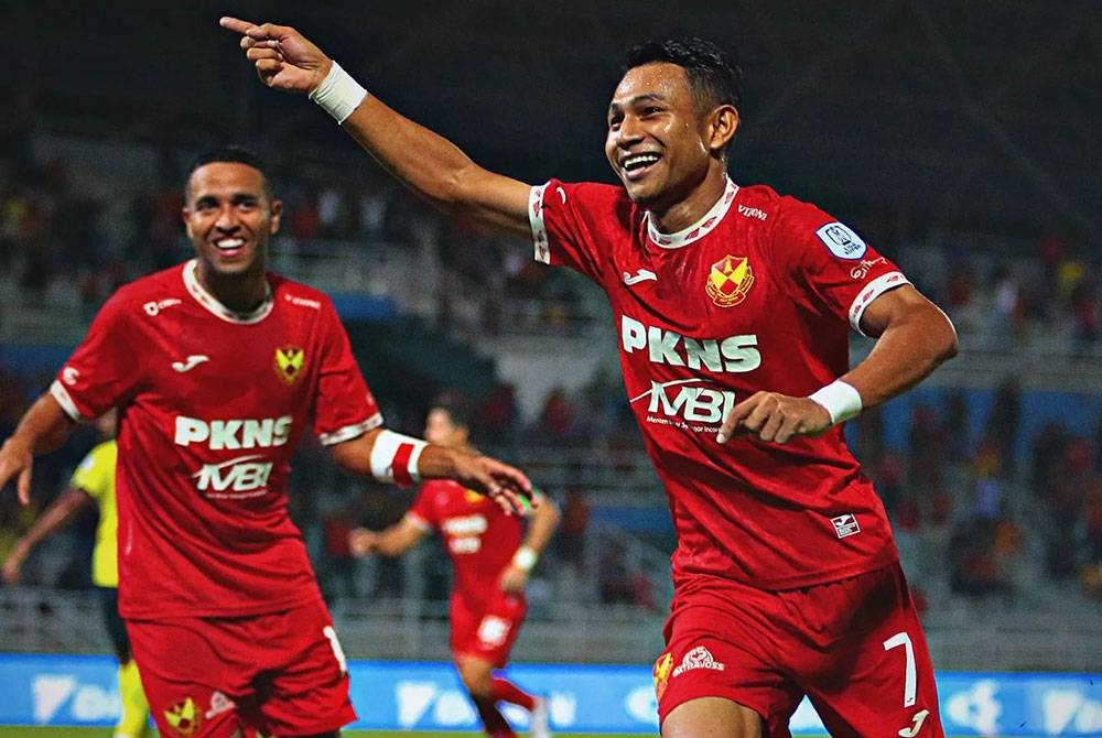 Faisal (kanan) menafikan dakwaan menerima gaji RM80,000 sebulan. - Foto FB Selangor FC