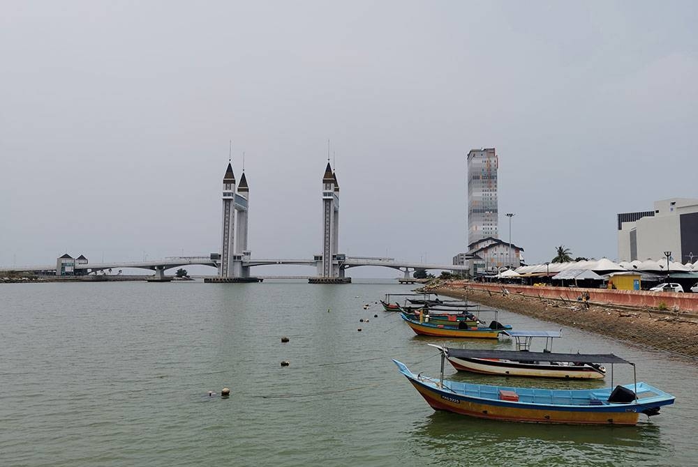 Keadaan sekitar bangunan ikonik Terengganu, jambatan angkat yang dirakam jam 2 petang pada Isnin agak mendung dan berjerebu.