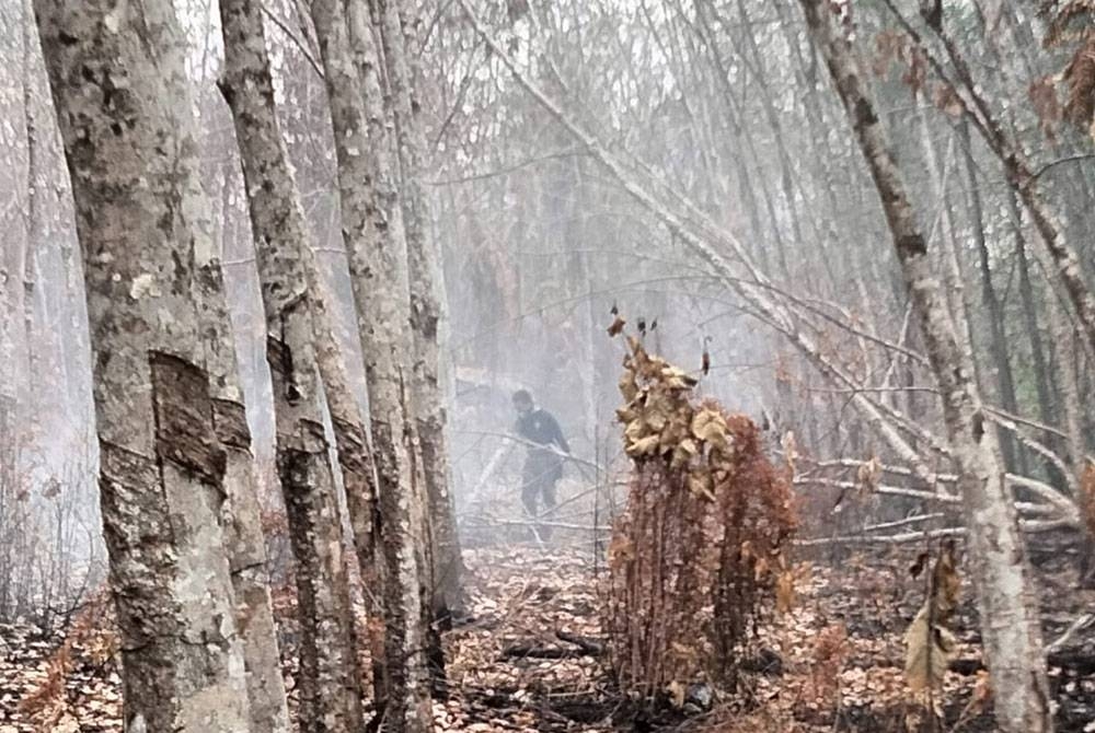 Keadaan kebakaran di Kampung Beris Lalang, Bachok ketika tinjauan pegawai JAS pada Isnin.