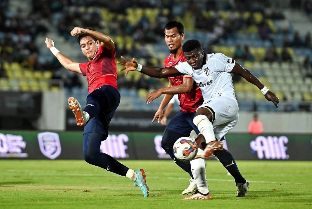 Mintah (kanan) antara sandaran TFC berdepan Selangor di Stadium Majlis Bandaraya Petaling Jaya pada Selasa. - Foto Bernama