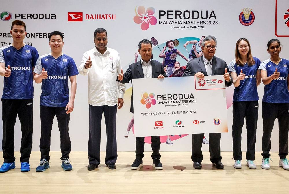 Norza Zakaria (tengah) bersama Presiden dan Ketua Pegawai Eksekutif Perodua, Datuk Seri Zainal Abidin Ahmad (tiga dari kiri) selepas sidang akhbar di Petronas Akademi Badminton Malaysia, Bukit Jalil pada Isnin. - Foto: Bernama