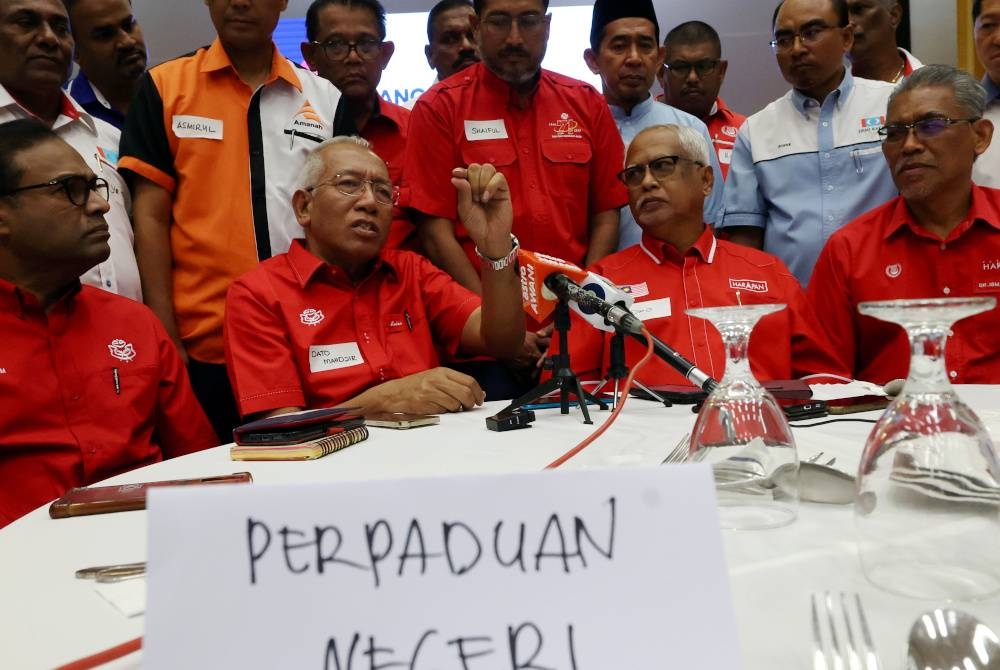 Mahdzir (dua dari kiri) ketika sidang media pada majlis Sidang Meja Bulat dan Berbuka Puasa antara Parti-Parti Dalam Kerajaan Perpaduan. - Foto Bernama