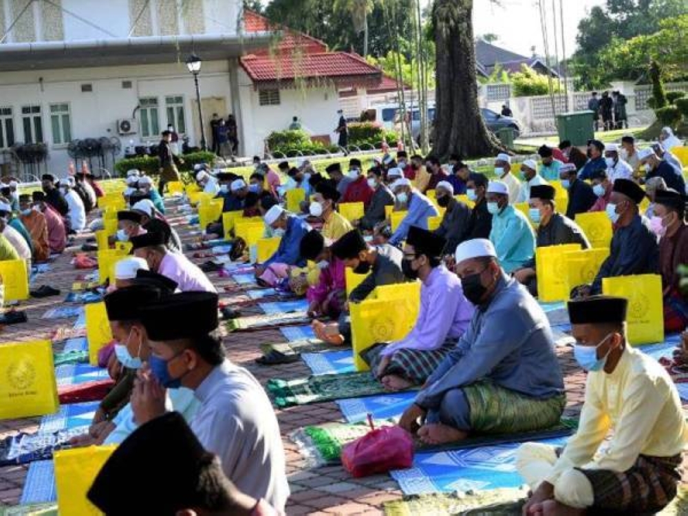 Solat sunat Aidilfitri di seluruh Perlis tahun ini digalakkan dilaksanakan di tanah lapang pada jam 8 pagi. - Gambar hiasan