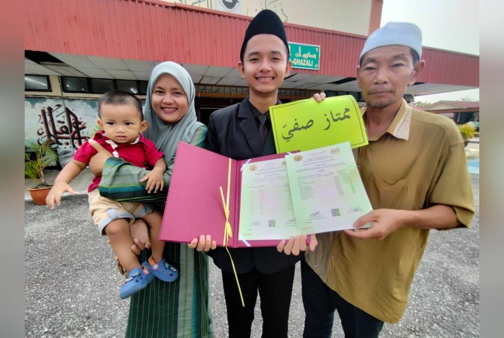 Muhammad Shahrul berkongsi kegembiraan dengan ibu dan bapanya.
