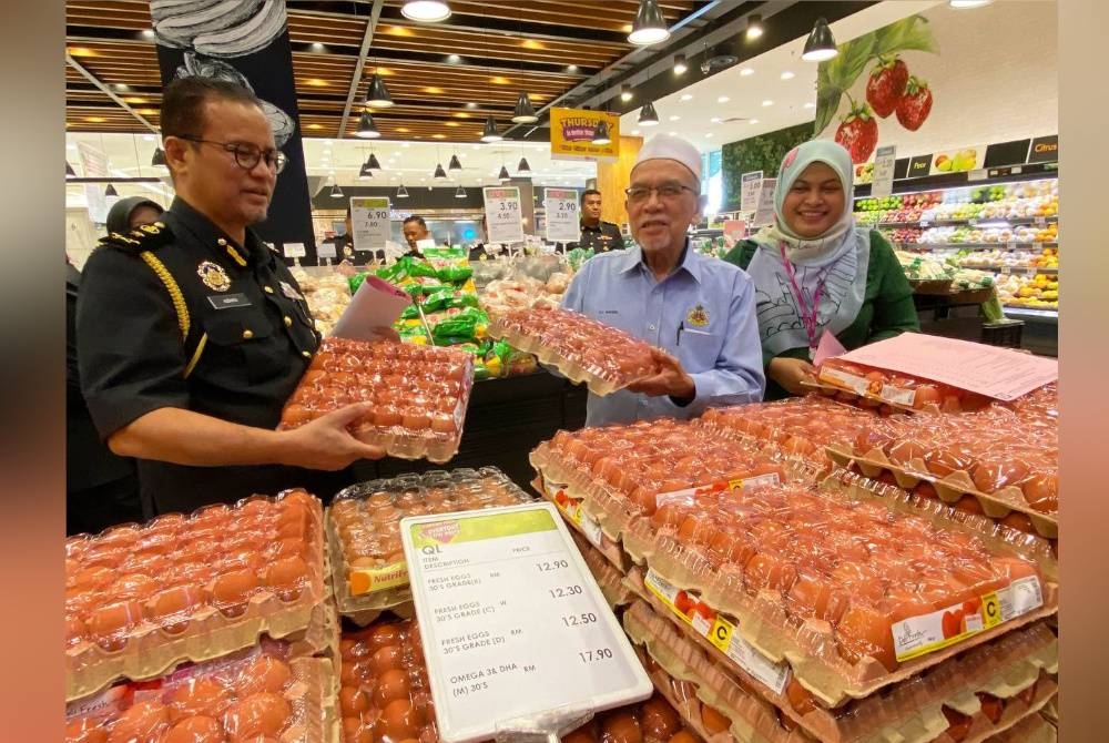 Azman (kiri) bersama Hanifa (dua dari kanan) meninjau Pelaksanaan Skim Harga Maksimum Musim Perayaan (SHMMP) Hari Raya Aidilfitri di Pasar Raya AEON, Kota Bharu pada Selasa.