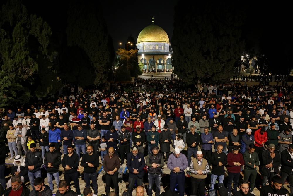 Jemaah Palestin menunaikan solat tarawih di pekarangan al-Aqsa (Haram al-Sharif).