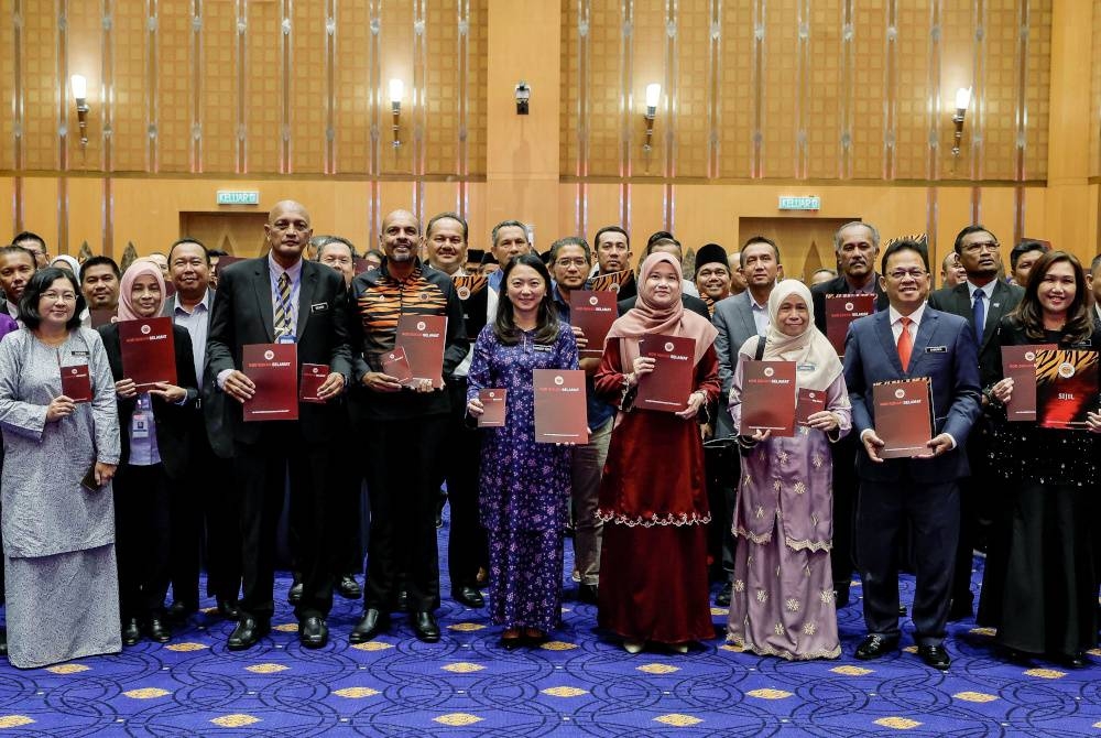 Hannah bersama Fadhlina bergambar selepas Majlis Menandatangani Akuan Sokongan Kod Sukan Selamat bersama KPM dan KPTdi Menara KBS, Putrajaya pada Selasa. - Foto Bernama