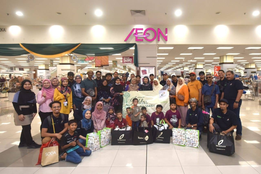 Penerima bantuan persiapan raya menerusi Program Ikhlas Ramadan Bernas.