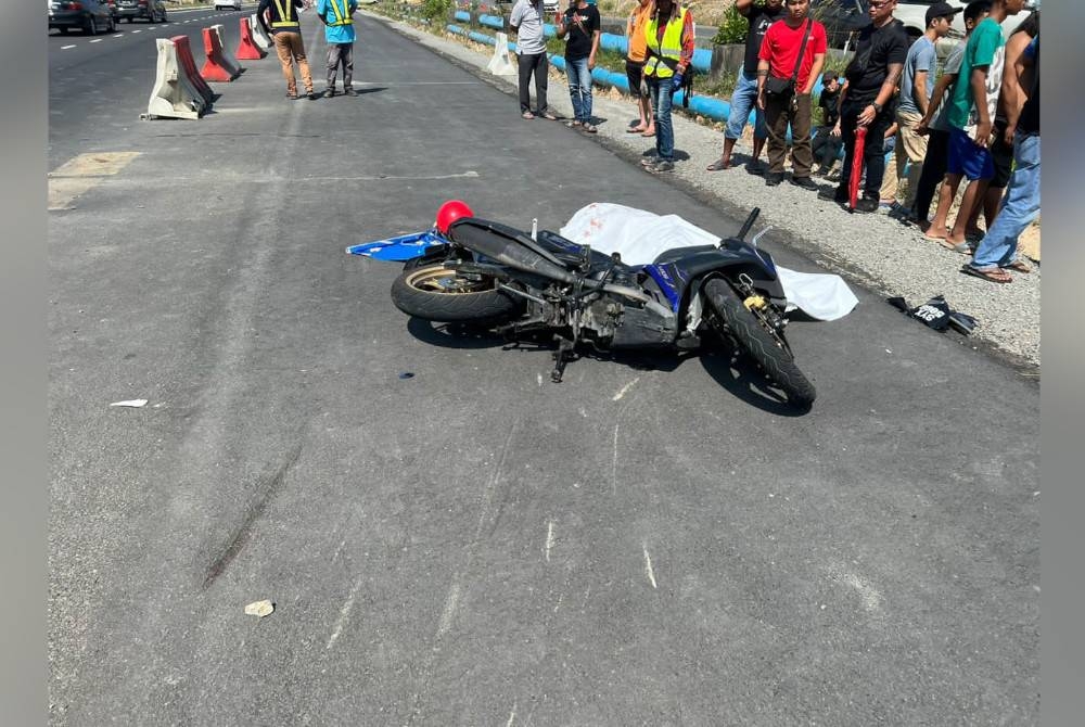 Kemalangan berlaku di kemalangan di Jalan Universiti Malaysia Sabah (UMS) Kampung Rampayan, Kota Kinabalu pada Selasa.