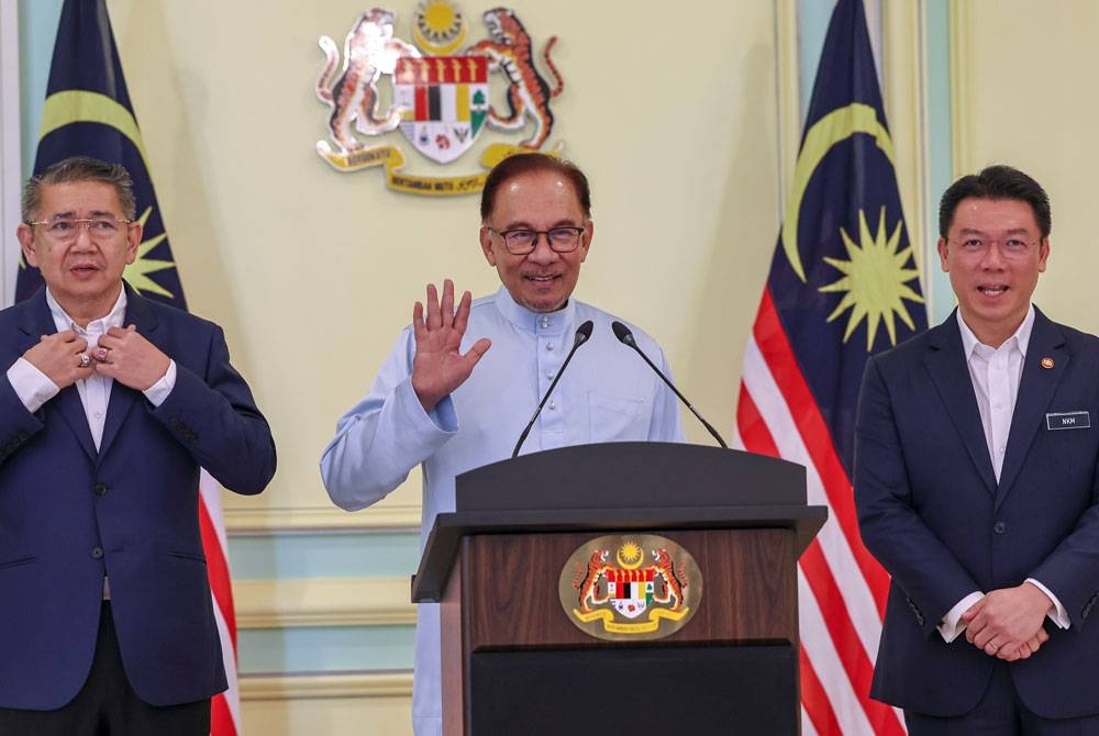 Perdana Menteri Datuk Seri Anwar Ibrahim (tengah) ketika menyampaikan perutusan khas sempena perayaan Aidilfitri 2023 di Bangunan Perdana Putra.