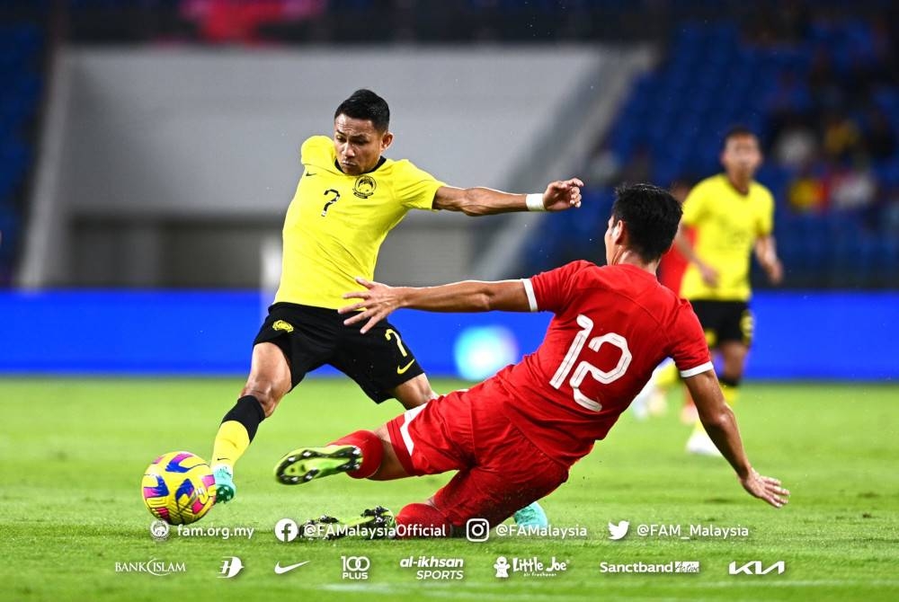 Aksi persahabatan antara Malaysia dan Hong Kong di Stadium Sultan Ibrahim bulan lalu. - Foto FB FAM