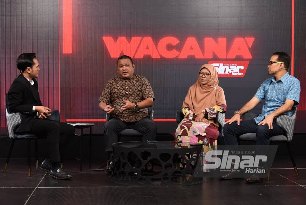 Salamiah (tiga dari kiri) selaku ahli panel yang diundang untuk membicarakan topik Konflik Politik Melayu menerusi program Wacana Sinar siri 393 pada Selasa.