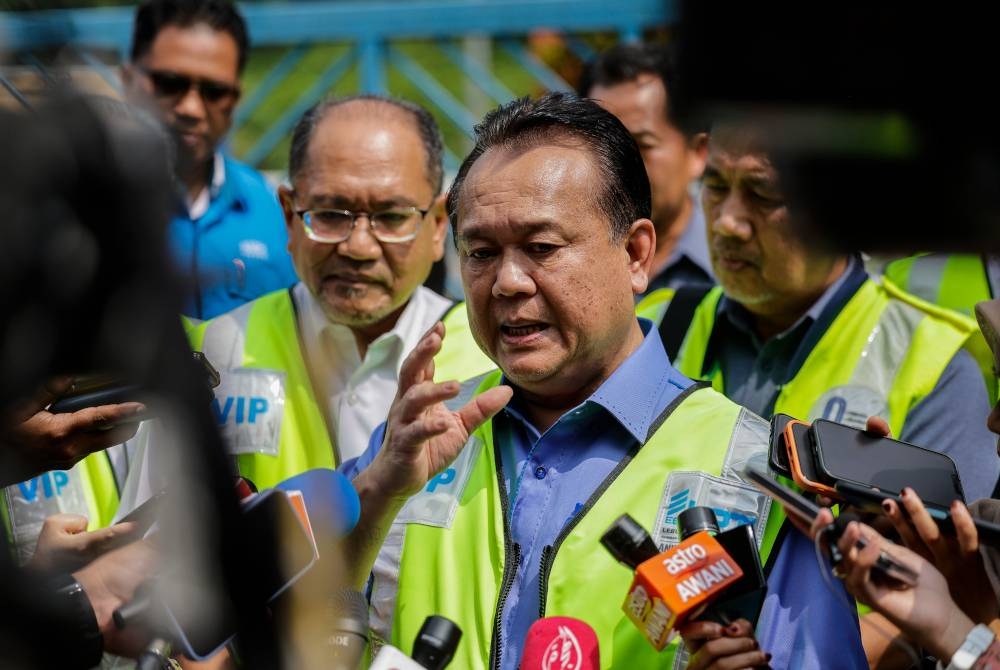 Alexander Nanta Linggi ketika sidang media selepas melakukan tinjauan persiapan lebuh raya dan tol menjelang sambutan Aidilfitri, di Plaza Tol Gombak pada Selasa. - Foto Bernama