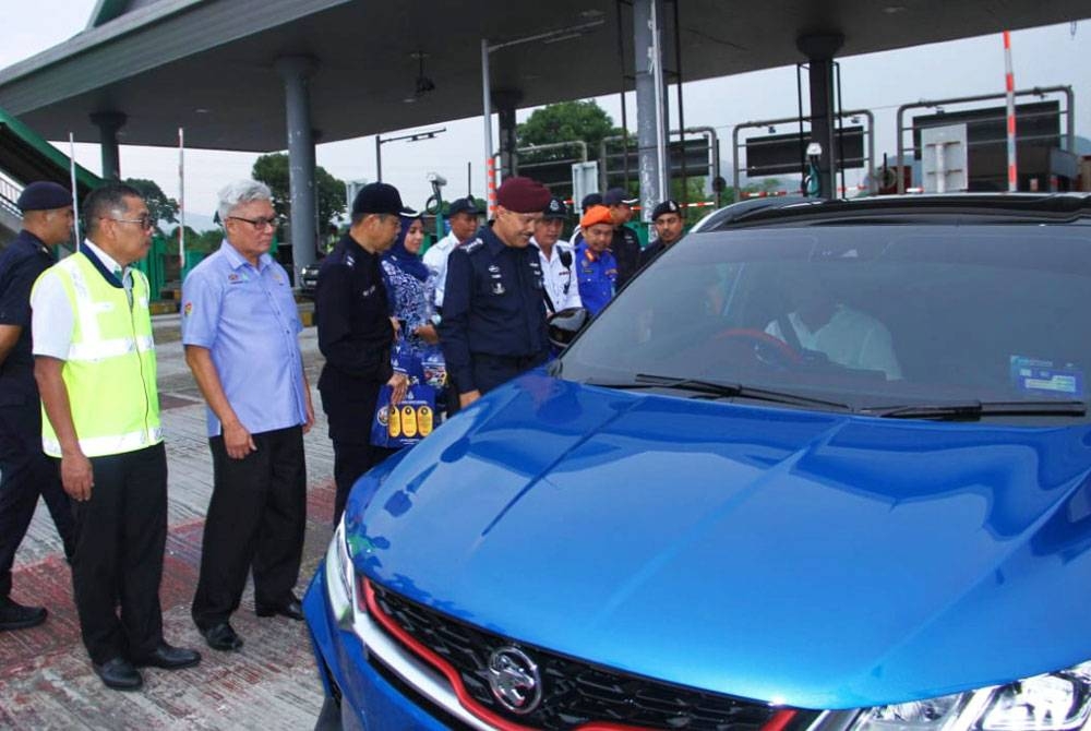 Mohd Yusri menyantuni pengguna jalan raya sempena Kempen Keselamatan Jalan Raya sempena Sambutan Hari Raya Aidilfitri peringkat Kontinjen Perak di Plaza Tol Ipoh Selatan pada Selasa.