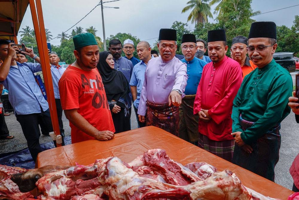 Menteri Pertanian dan Keterjaminan Makanan Datuk Seri Mohamad Sabu (tengah) membuat lawatan ke tapak jualan Syawal Madani sempena Program Jelajah Semarak Ramadan Lembaga Pertanian Persekutuan (FAMA) di pekarangan Masjid Al-Najihin Padang Sedang dekat Pulau Sebang. - Foto Bernama