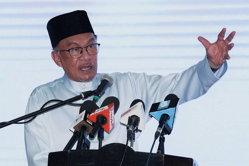 Perdana Menteri Datuk Seri Anwar Ibrahim berucap pada Majlis Amanat Yang Amat Berhormat Perdana Menteri bersama Penjawat Awam Negeri Pahang di Dewan Majlis Bandaraya Kuantan di sini pada Selasa. - Foto Bernama