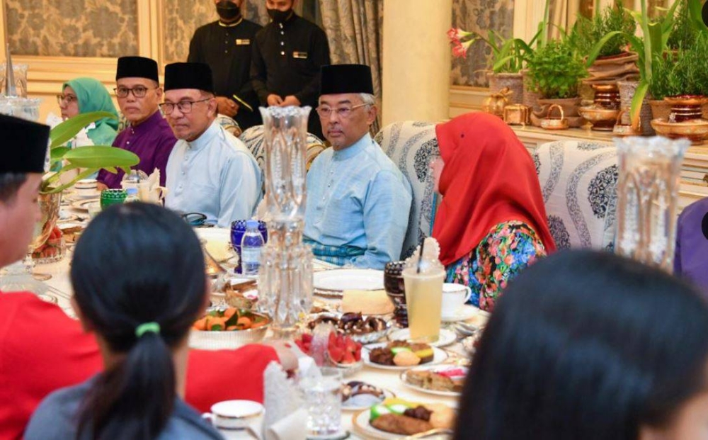 Yang di-Pertuan Agong Al-Sultan Abdullah berkenan menerima menghadap Perdana Menteri Datuk Seri Anwar Ibrahim untuk mesyuarat Pra-Kabinet sebelum berbuka puasa di Istana Abdulaziz, Kuantan pada Selasa. - Foto Bernama.