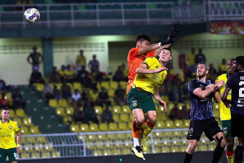 Pemain KDA FC, Bojan Ciger berjaya menewaskan penjaga gol KL City FC, Muhammad Azri Ab Ghani dengan menjaringkan gol kedua pasukan pada Perlawanan Liga Super di Stadium Darul Aman malam ini. - Foto: Bernama