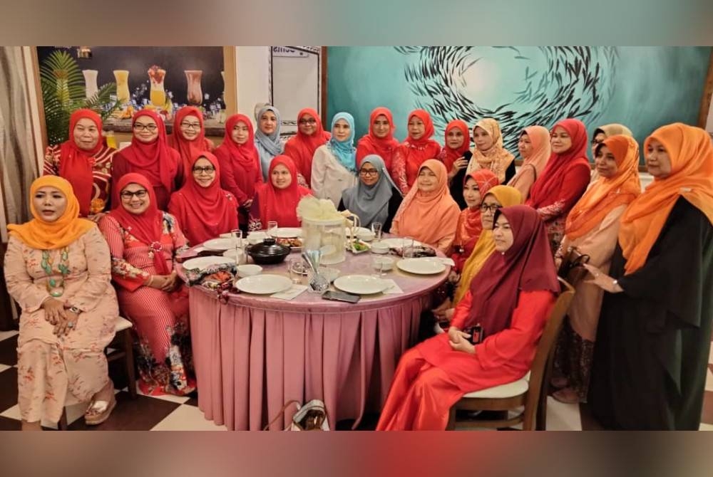 Norwahida (duduk, empat dari kiri) bersama Wanita UMNO dan PH pada Majlis Iftar Wanita Kerajaan Perpaduan pada Selasa.