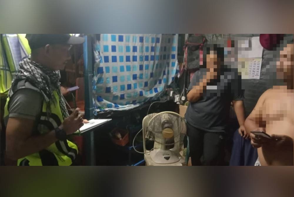 Pegawai penguat kuasa agama membuat serbuan hasil maklumat awam di sebuah kedai makan di Merbau Pulas pada Rabu.