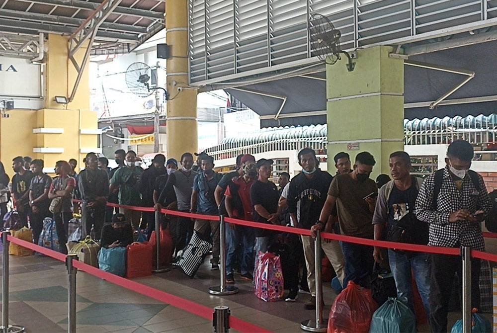 Keadaan di Terminal Feri Antarabangsa Kukup sesak dengan penumpang yang hendak pulang beraya ke Tanjung Balai Indonesia.