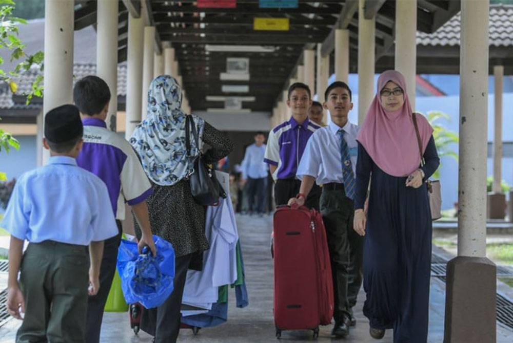 Seramai 1,783 murid Tingkatan 1 dan 404 murid Tingkatan 4 ditawarkan ke SBP. - Foto fail Bernama