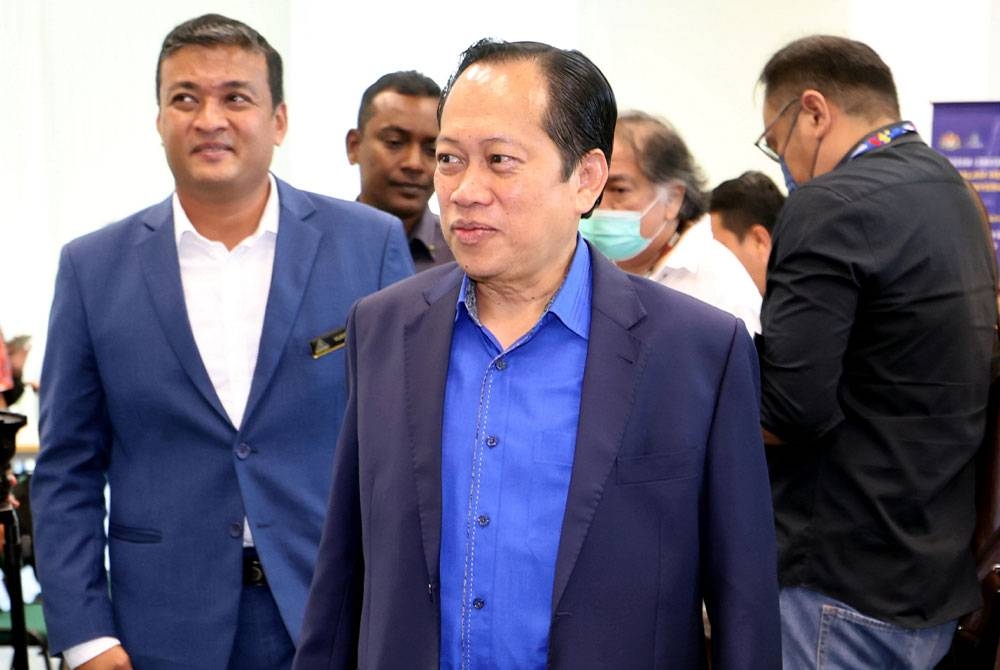 Ahmad Maslan melawat HASIL Recovery Call Centre pada majlis penyerahan sumbangan Lembaga Hasil Dalam Negeri kepada golongan asnaf sempena program tanggungjawab sosial di Akademi Percukaian pada Rabu. - Foto: Bernama