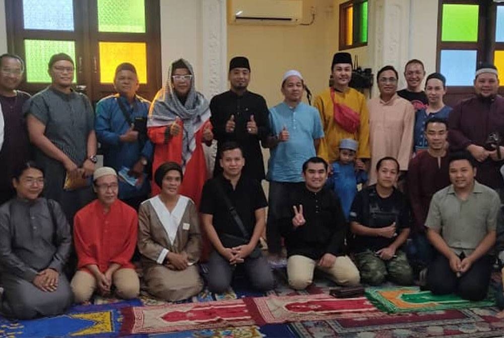 Mohd Khariri (berdiri, lima dari kiri) bersama peserta Program Ihya Ramadan Akhi Musyabbih Negeri Perak di Pusat Kegiatan Dakwah JAIPk di Ipoh.