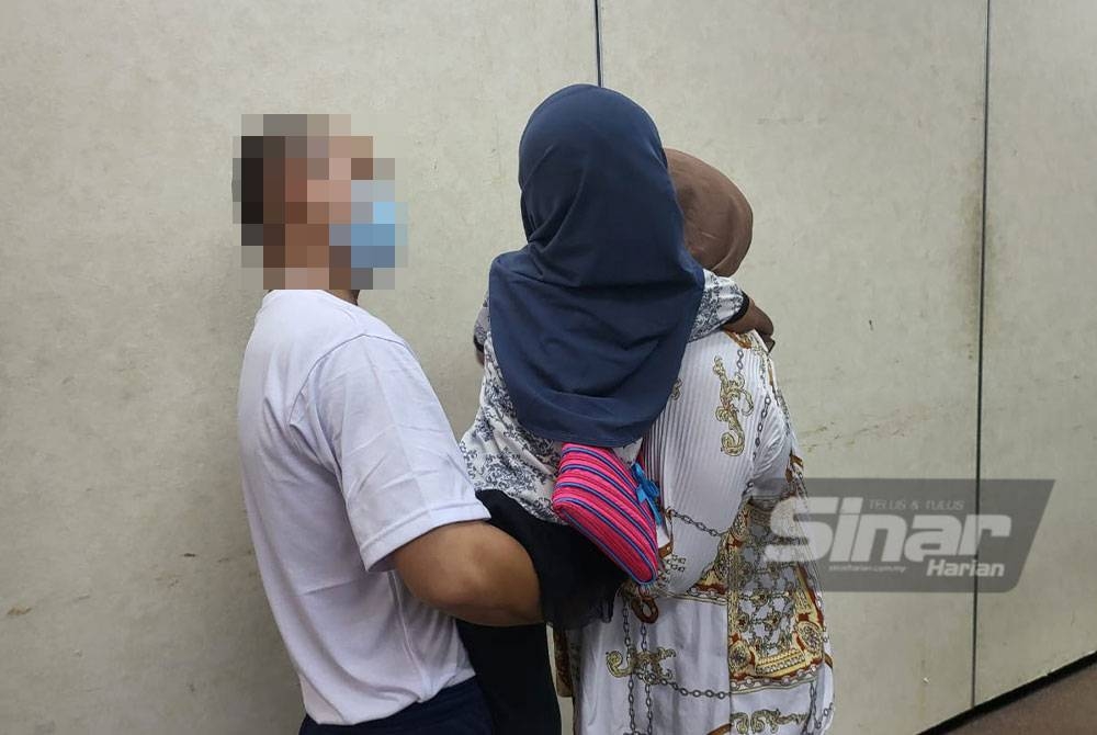 Hafiz berkongsi kegembiraan bersama isterinya, Lisa dan anak mereka selepas diberi peluang keluar daripada Penjara Pusat Kota Kinabalu lebih awal sekali gus dapat menyambut Syawal bersama keluarga.