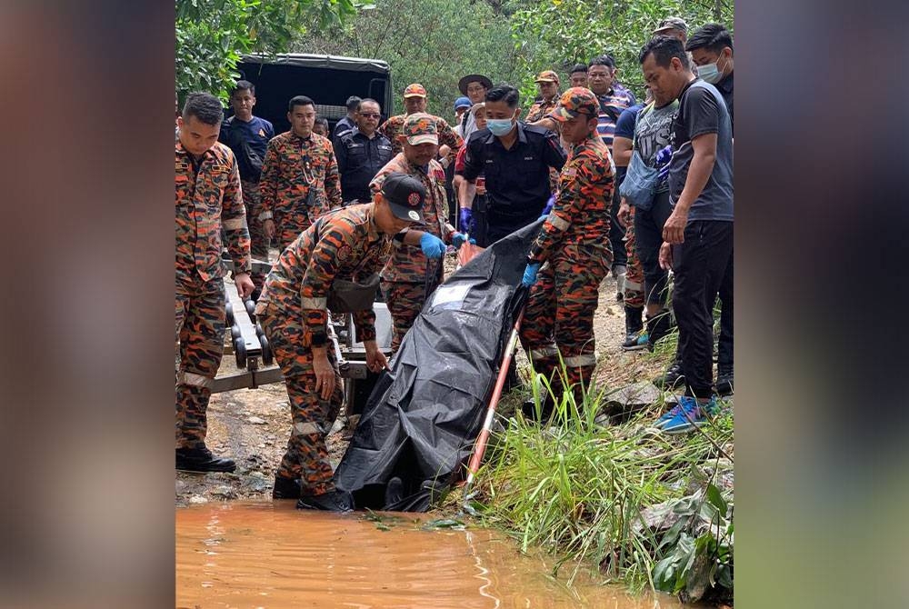 Anggota bomba dan polis mengangkat mayat warga emas yang ditemui terapung dalam Tasik Biru di Bukit Gemilang, Kulai pada Rabu