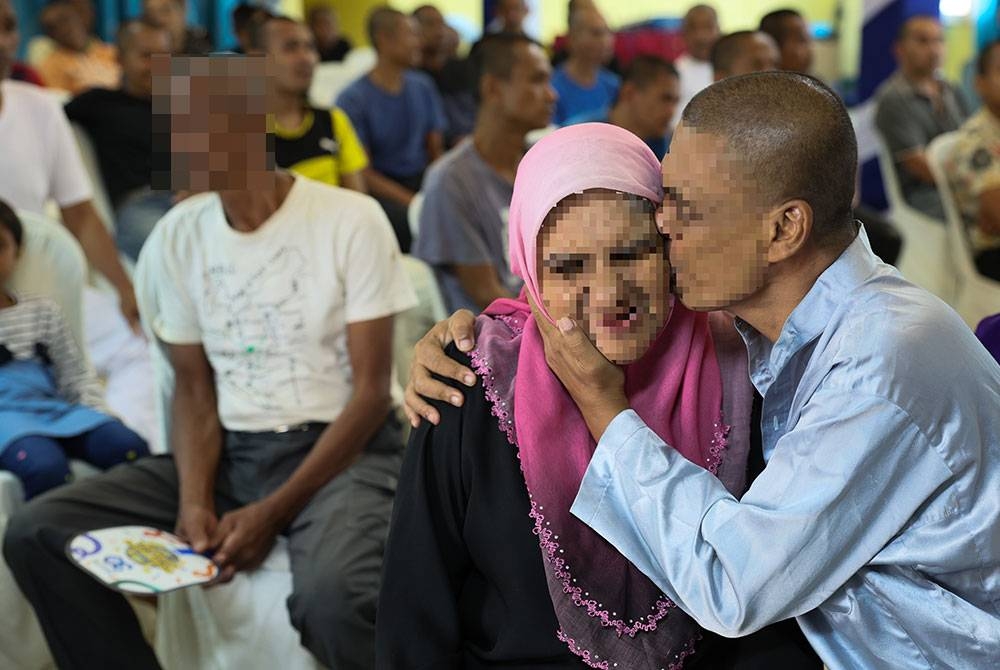 Reaksi salah seorang banduan mencium ibunya selepas dibebaskan menerusi PBSL Ihsan MADANI (Kepulangan Yang Dinanti) di Penjara Penor pada Rabu. - Foto: Bernama