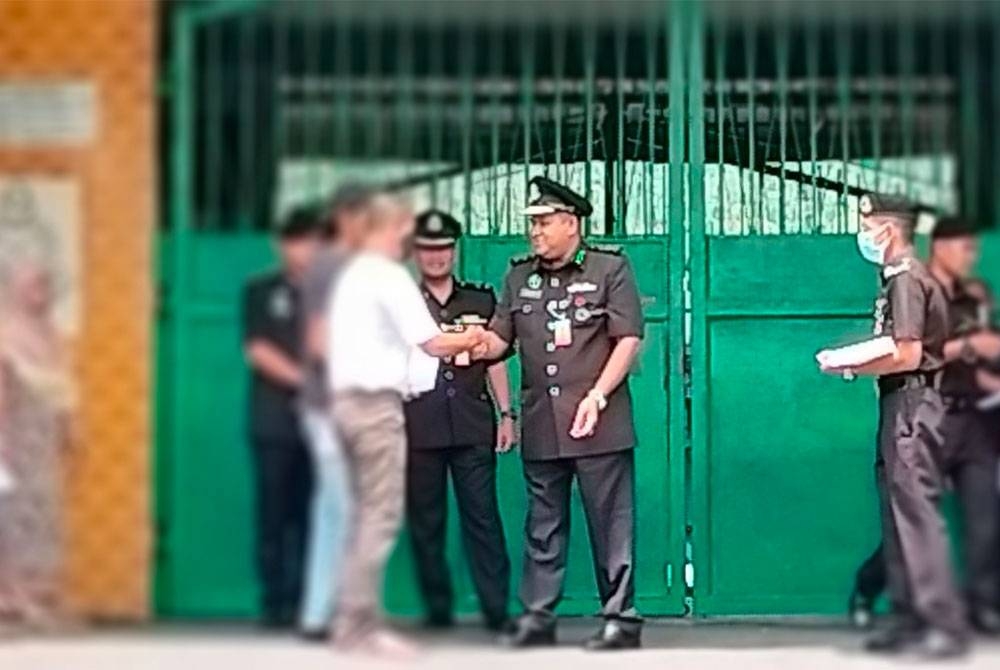 Hasrul Anwar bersalaman dengan salah seorang penghuni yang mendapat pelepasan OBB pada Rabu.