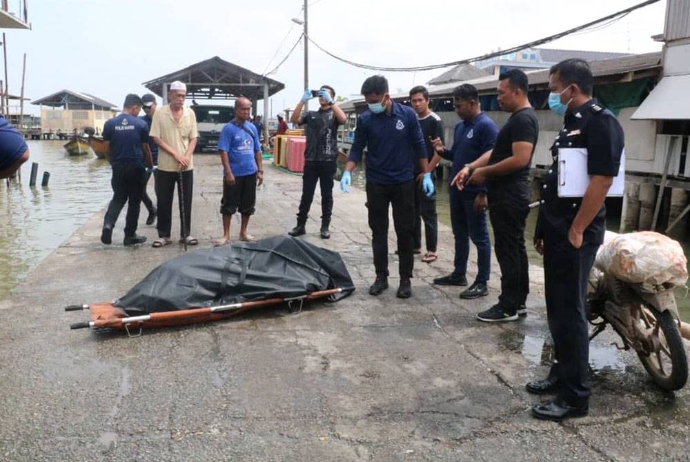 Mayat Mohammad Khairuldin dibawa ke Jeti Kukup Air Masin Serkat selepas ditemui terapung oleh nelayan pada kedudukan 4.4 batu nautika dari Pulau Kukup pada Rabu.