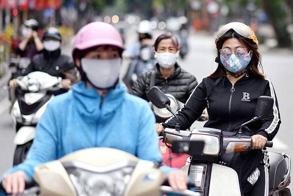 Orang ramai diminta memakai pelitup muka ketika menaiki pengangkutan awam yang berisiko tinggi menyebabkan penularan virus berkenaan. -Foto: AFP