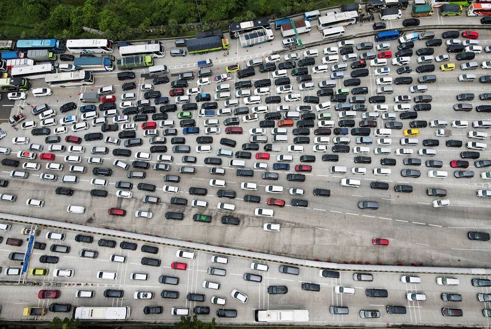 Ribuan kenderaan mula bergerak keluar dari Jakarta dan menuju ke destinasi masing-masing untuk pulang menyambut Hari Raya Aidilfitri. - Foto Agensi