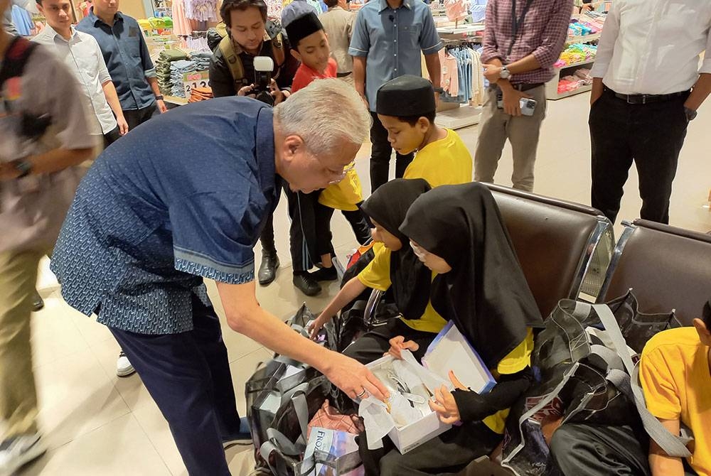 Ismail Sabri menyantuni penghuni Rumah Amal Asnaf Al-Barakh membeli baju raya di pusat beli-belah Aeon di Petaling Jaya hari ini.