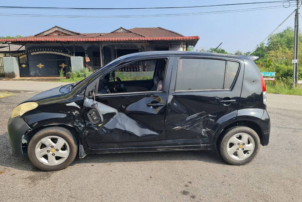 Keadaan kereta Perodua Myvi yang terlibat dalam kemalangan di Kilometer 37 Jalan Kota Bharu - Kuala Krai pada Rabu.