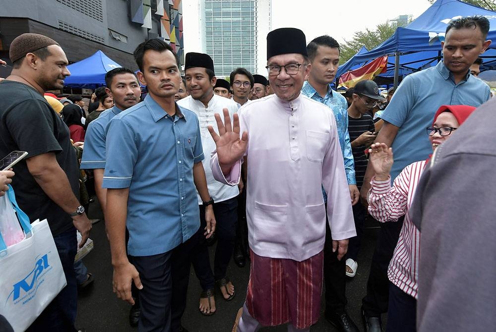 Anwar (tengah) ketika hadir membuat lawatan ramah mesra bersama peniaga dan pengunjung di Bazar Ramadan Kompleks PKNS Seksyen 14 Shah Alam pada Rabu. - Foto: Bernama