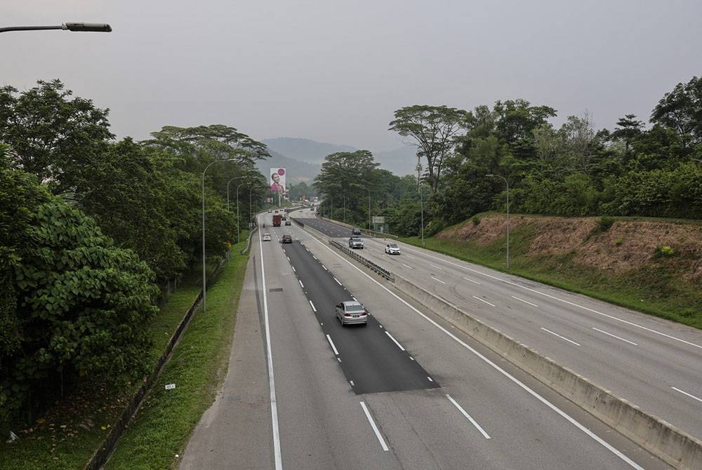 Aliran trafik di Plaza Tol Gombak menghala ke Lebuhraya Kuala Lumpur-Karak dilihat lancar dan tiada sebarang kesesakan ketika tinjauan sempena Aidilfitri di Lebuhraya Karak pada Rabu. - Foto: Bernama